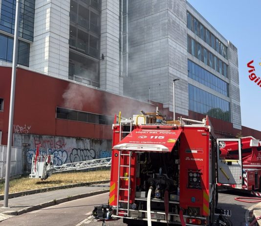 Incendio in un binario della stazione Garibaldi di Milano, fiamme partite da un locale tecnico