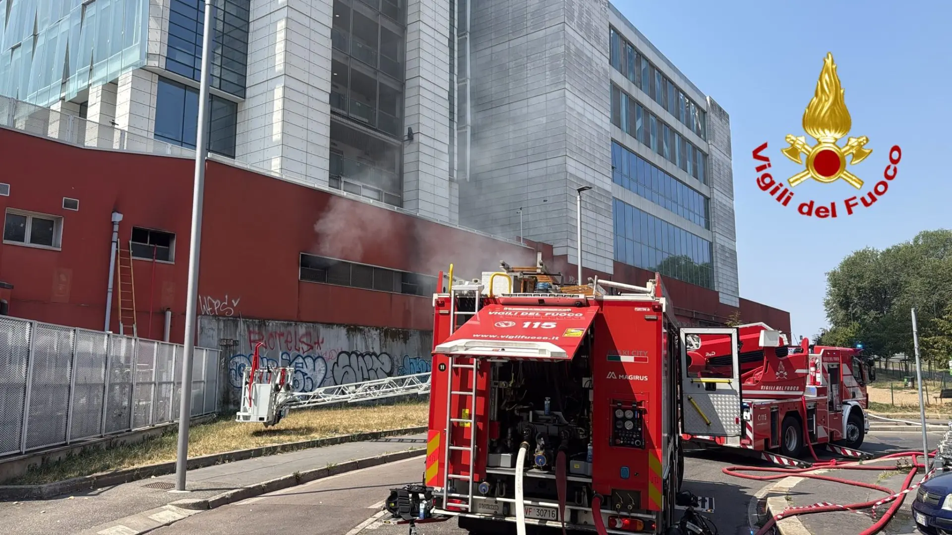 Incendio in un binario della stazione Garibaldi di Milano, fiamme partite da un locale tecnico