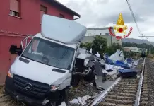 Scontro tra un treno merci e un autocarro nel Palermitano, un ferito / Fotogallery