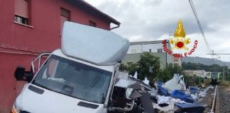 Scontro tra un treno merci e un autocarro nel Palermitano, un ferito / Fotogallery