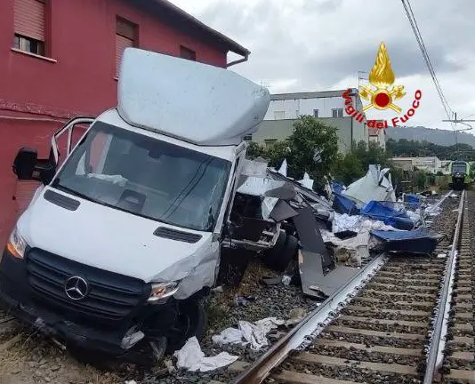 Scontro tra un treno merci e un autocarro nel Palermitano, un ferito / Fotogallery