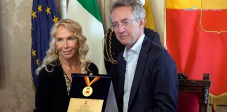 Conferita la Medaglia della città di Napoli a Trudie Styler, Manfredi: “Giusto riconoscimento”