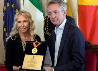 Conferita la Medaglia della città di Napoli a Trudie Styler, Manfredi: “Giusto riconoscimento”