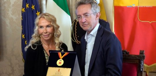 Conferita la Medaglia della città di Napoli a Trudie Styler, Manfredi: “Giusto riconoscimento”