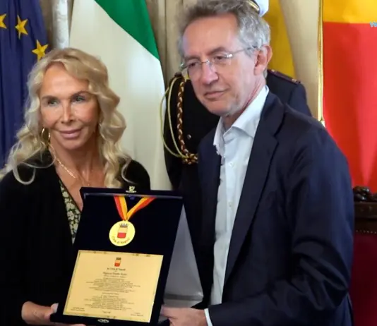 Conferita la Medaglia della città di Napoli a Trudie Styler, Manfredi: “Giusto riconoscimento”