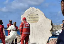 Papa Leone XIV è a Lampedusa, deposta una corona di fiori al cimitero dove sono sepolti anche i migranti