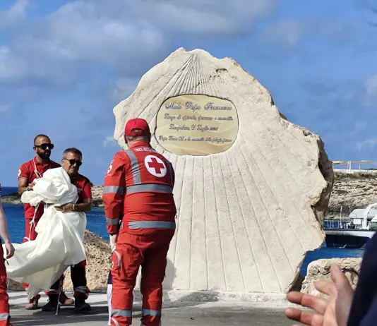 Papa Leone XIV è a Lampedusa, deposta una corona di fiori al cimitero dove sono sepolti anche i migranti