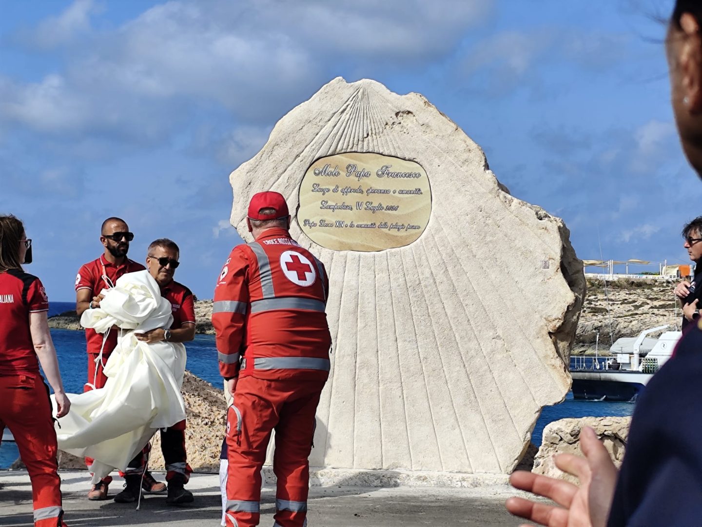 Papa Leone XIV è a Lampedusa, deposta una corona di fiori al cimitero dove sono sepolti anche i migranti