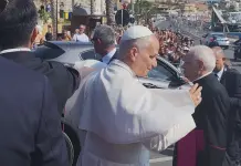 Papa Leone XIV è a Lampedusa, deposta una corona di fiori al cimitero dove sono sepolti anche i migranti