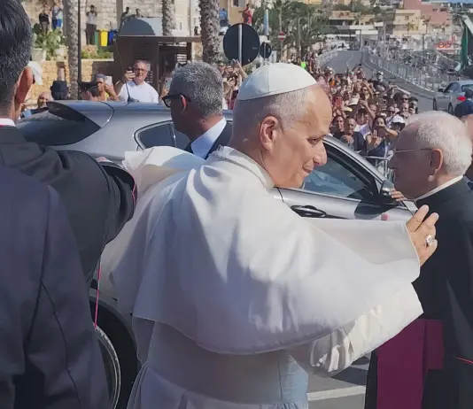 Papa Leone XIV a Lampedusa prega sulla tomba dei migranti: “Il mondo di oggi e di domani sia più umano per tutti”