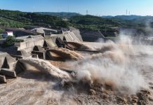 Cina: rilascio d’acqua dal bacino di Xiaolangdi (1)