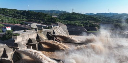 Cina: rilascio d’acqua dal bacino di Xiaolangdi (1)