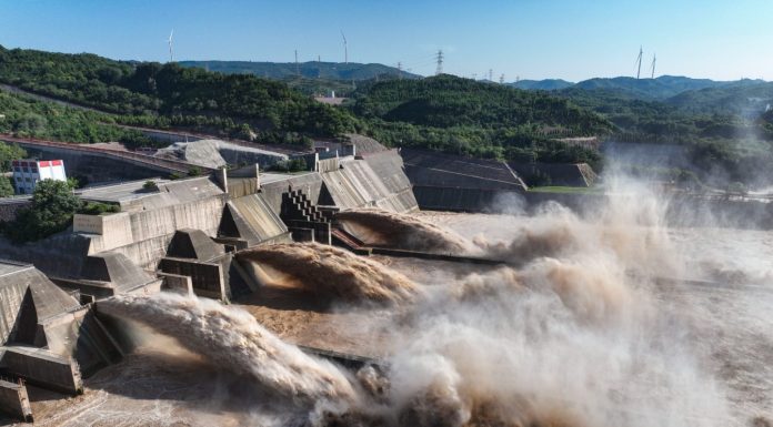 Cina: rilascio d’acqua dal bacino di Xiaolangdi (1)