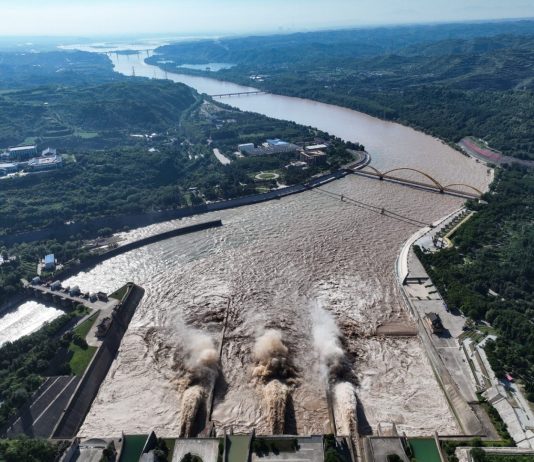 Cina: rilascio d’acqua dal bacino di Xiaolangdi (2)