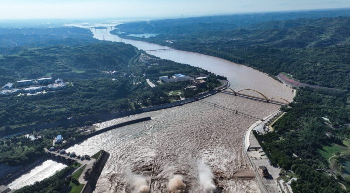 Cina: rilascio d’acqua dal bacino di Xiaolangdi (2)