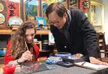 Dottoranda italiana, pittura su vetro crea ponte culturale unico tra Cina e Occidente