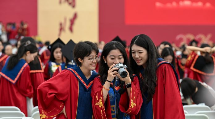 Cina: alla Renmin University cerimonia per 8.244 laureati (1)