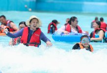 Cina: cittadini cercano di combattere il caldo nei parchi acquatici (1)