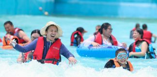 Cina: cittadini cercano di combattere il caldo nei parchi acquatici (1)
