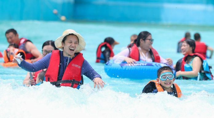 Cina: cittadini cercano di combattere il caldo nei parchi acquatici (1)