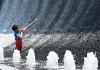 Cina: cittadini cercano di combattere il caldo nei parchi acquatici (3)