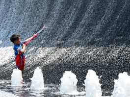 Cina: cittadini cercano di combattere il caldo nei parchi acquatici (3)