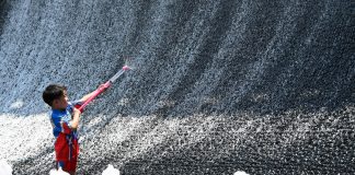 Cina: cittadini cercano di combattere il caldo nei parchi acquatici (3)