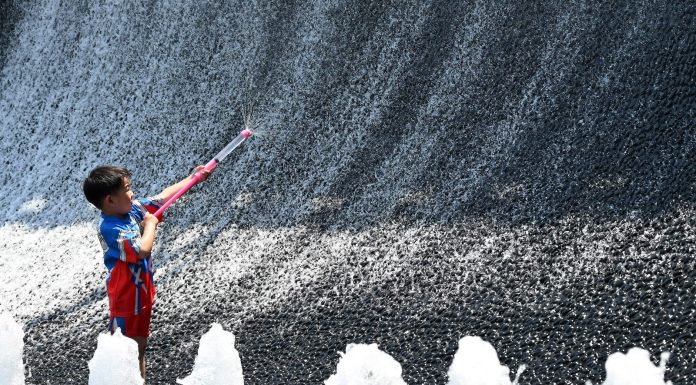 Cina: cittadini cercano di combattere il caldo nei parchi acquatici (3)