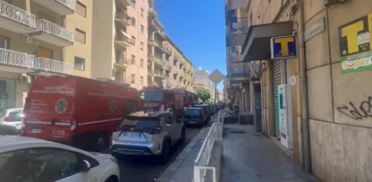 Omicidio a Palermo, un uomo si barrica in casa e minaccia di far esplodere il palazzo. Poi si arrende e viene arrestato / Video