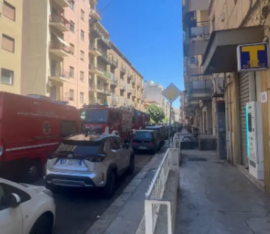 Omicidio a Palermo, un uomo si barrica in casa e minaccia di far esplodere il palazzo / Video
