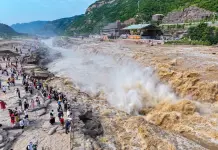 Cina: cresce la portata della cascata Hukou sul fiume Giallo (1)