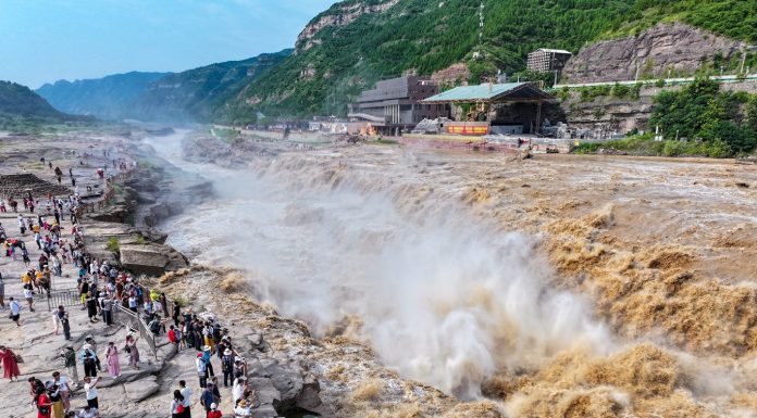 Cina: cresce la portata della cascata Hukou sul fiume Giallo (1)