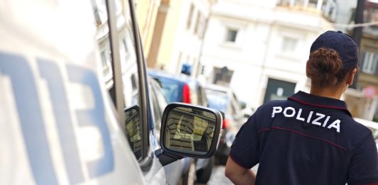 Roma, blitz della Polizia nelle piazze di spiaccio di Tor Bella Monaca: 9 arresti