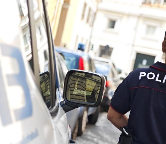 Roma, blitz della Polizia nelle piazze di spiaccio di Tor Bella Monaca: 9 arresti