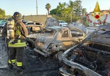 Fiamme in un deposito auto nel Ragusano, a Vittoria 5 auto distrutte