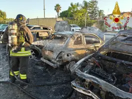Fiamme in un deposito auto nel Ragusano, a Vittoria 5 auto distrutte