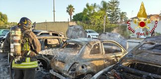 Fiamme in un deposito auto nel Ragusano, a Vittoria 5 auto distrutte