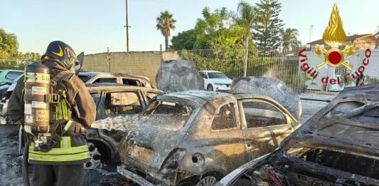 Fiamme in un deposito auto nel Ragusano, a Vittoria 5 auto distrutte