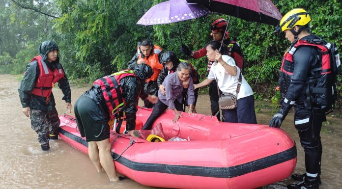Cina: Guangxi, soccorritori al lavoro dopo alluvioni causate da tifone Maysak (1)