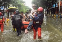 Cina: Guangxi, soccorritori al lavoro dopo alluvioni causate da tifone Maysak (2)