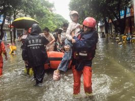Cina: Guangxi, soccorritori al lavoro dopo alluvioni causate da tifone Maysak (2)