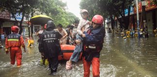Cina: Guangxi, soccorritori al lavoro dopo alluvioni causate da tifone Maysak (2)