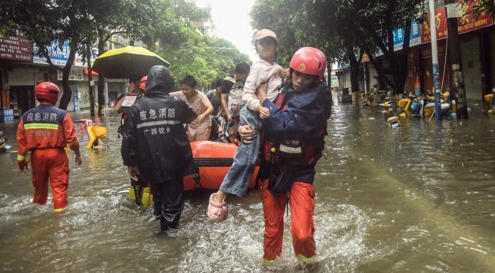 Cina: Guangxi, soccorritori al lavoro dopo alluvioni causate da tifone Maysak (2)