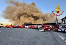Milano, scoppia incendio in un capannone: colonna di fumo visibile a chilometri di distanza