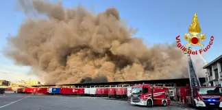 Milano, scoppia incendio in un capannone: colonna di fumo visibile a chilometri di distanza / Video