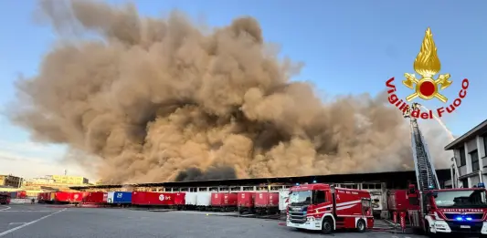 Milano, scoppia incendio in un capannone: colonna di fumo visibile a chilometri di distanza / Video
