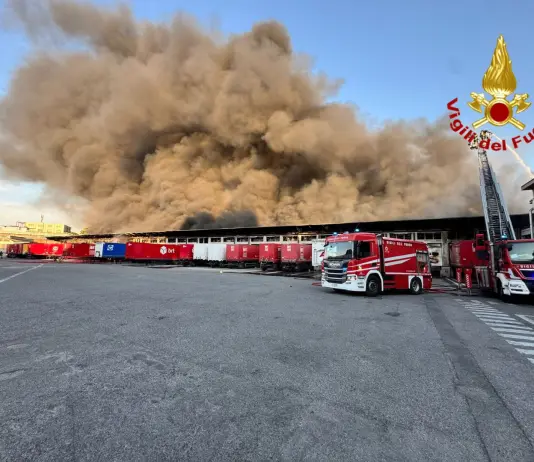 Milano, scoppia incendio in un capannone: colonna di fumo visibile a chilometri di distanza