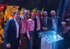 Con la tradizionale ‘foto di famiglia’ si chiude la manifestazione del centrosinistra a Napoli