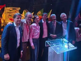 Con la tradizionale ‘foto di famiglia’ si chiude la manifestazione del centrosinistra a Napoli