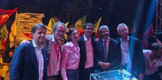 Con la tradizionale ‘foto di famiglia’ si chiude la manifestazione del centrosinistra a Napoli
